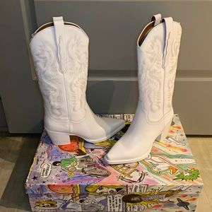 Jeffrey Campbell Dagget Boots. White. Size 7.